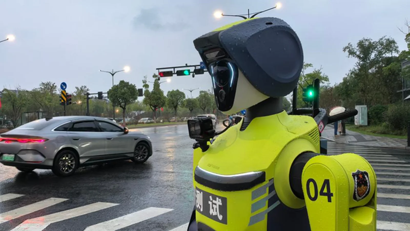 Humanoid Robots Directed Traffic in the Rain in Hangzhou